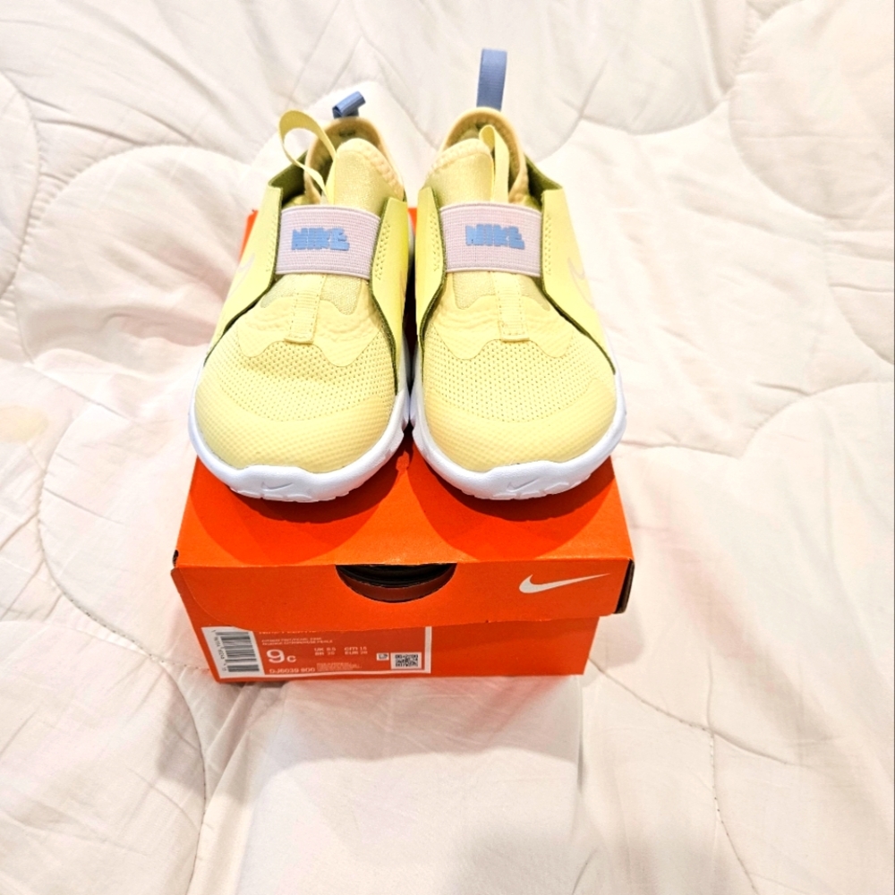 Nike Flex Runners Toddlers SZ. 9c. Yellow leather and mesh. Original Box.